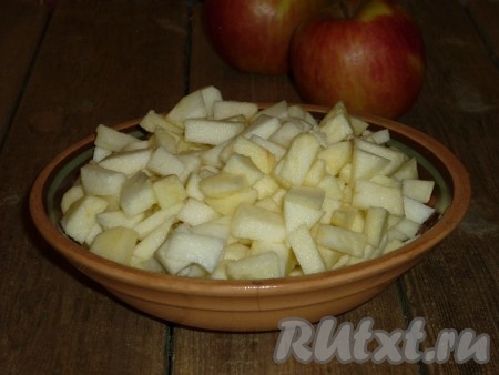 Очистить яблоки от кожуры и сердцевинок, нарезать их на небольшие кубики. Грецкие орехи очистить и немного подсушить в духовке или на сухой сковороде, помешивая. В начинку орешки можно добавить как измельчёнными в блендере, так и целыми ядрышками.