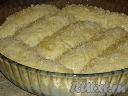 Затем смазать получившийся сдобный дрожжевой пирог с яблоками взбитым яйцом и посыпать штрейзелем. 