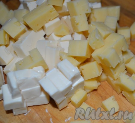 добавить нарезанный кубиками сыр и сок лимона.
