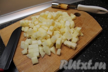 4. Очистить крупное яблоко, удалить из него сердцевину и нарезать кубиком.

