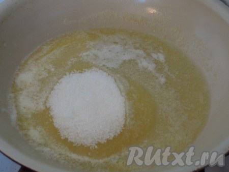 На сковороде растопить грамм 40 сливочного масла, всыпать 2 столовые ложки сахара, погреть на среднем огне, помешивая.
