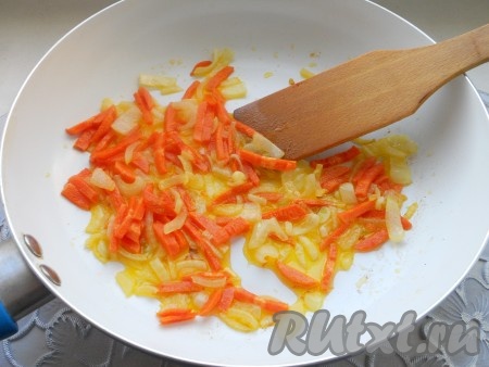 Обжаривать лук и морковь около 6-7 минут (до мягкости) на среднем огне, периодически помешивая.