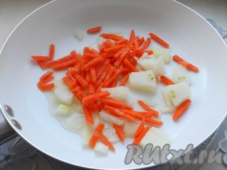 Вторую луковицу нарезать на средние кусочки, морковь - на тонкие брусочки, выложить овощи на сковороду с растительным маслом.