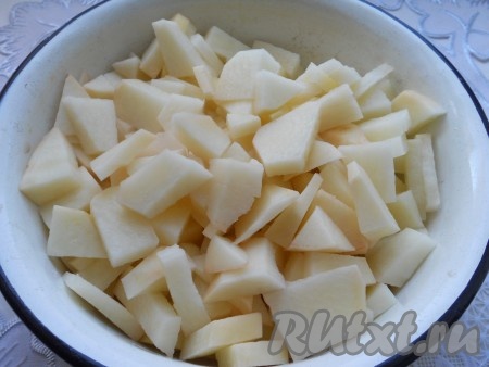 Картофель очистить и нарезать на небольшие кусочки.