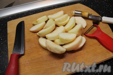 4. Из яблок удаляем сердцевину, очищаем и режем дольками.
