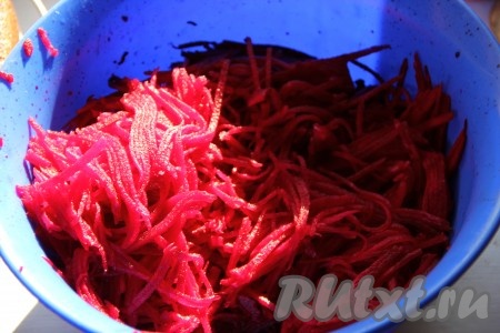 Сырую свеклу очистить от кожуры, натереть на тёрке для корейской моркови в глубокую миску.