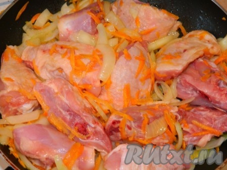 К овощам на сковороду добавляем кусочки порезанной курицы, перемешиваем и готовим на небольшом огне, периодически помешивая, 5-7 минут.
