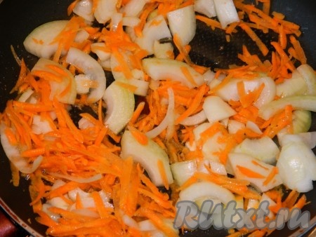Порезанный лук и натёртую морковь слегка обжариваем на растительном масле.
