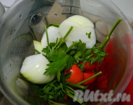 В блендере измельчаем до однородности лук и помидоры, разрезанные на части, петрушку, соль и специи. Овощной соус готов.