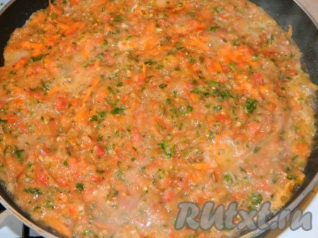 Тилапию с морковью заливаем соусом из овощей, даём соусу закипеть, накрываем сковороду крышкой и тушим рыбу на небольшом огне минут 20.