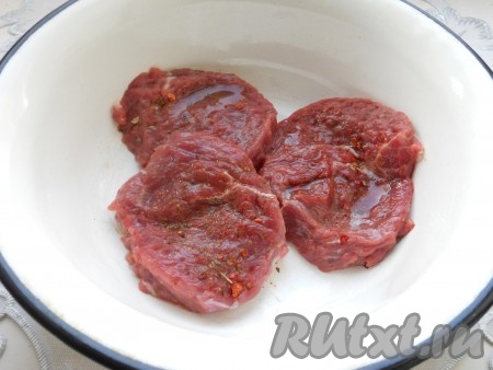 Поместить мясо в миску и смазать его растительным маслом. Оставить телятину на 30-35 минут. 