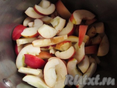 Яблоки помыть, вырезать сердцевину с семенами и нарезать ломтиками. При желании, можно предварительно очистить яблоки от кожуры, но мне нравится и так.
