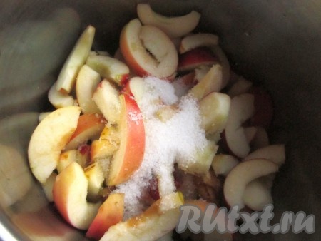 Положить нарезанные яблоки в кастрюлю, добавить по вкусу немного сахара и налить буквально пару ложек воды. Можно также посыпать яблоки молотой корицей.
