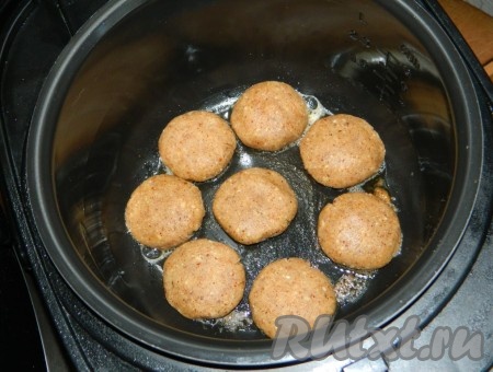 Чашу мультиварки смазать сливочным маслом, включить режим "Мультиповар" 160 градусов, 40 минут. Из теста сформировать шарики, выложить в чашу (каждую порцию орехового печенья готовить 20 минут). 