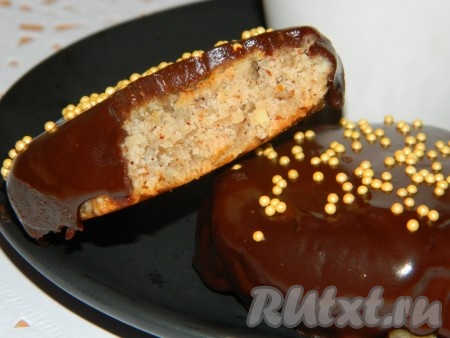 Шоколадно-ореховое печенье украсить по вкусу и можно подавать к столу.