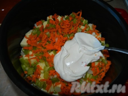 Затем разложить морковь, болгарский перец, смазать сметаной, посолить, поперчить.
