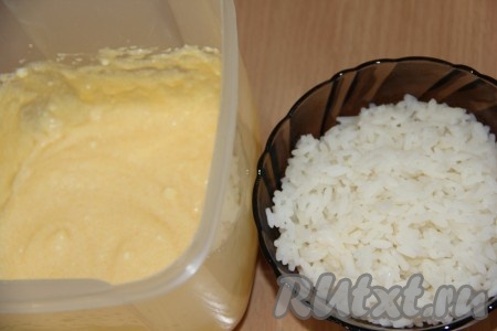 В получившуюся творожно-яичную массу добавить отваренный рис и хорошо перемешать ложкой.