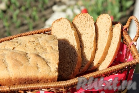 Ржаной хлеб на кефире, приготовленный в хлебопечке, остудить на решётке и подавать к столу.