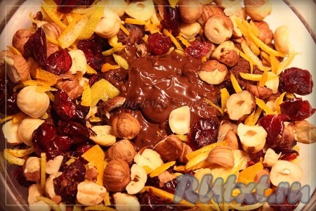 Полученное нутовое пюре смешиваем с цедрой, растопленным шоколадом, клюквой и орехами.

