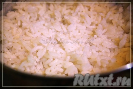 Рис отварить до полного выпаривания воды (из расчета 1 порция риса и 2 порции воды).
