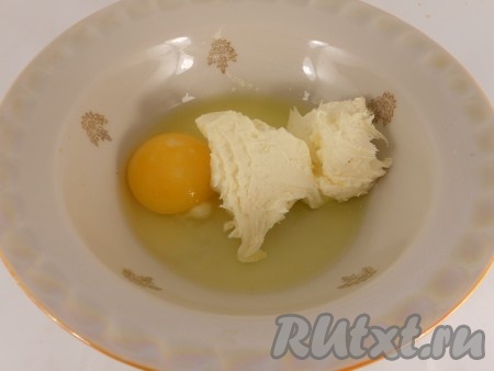 К яйцу добавить сметану.