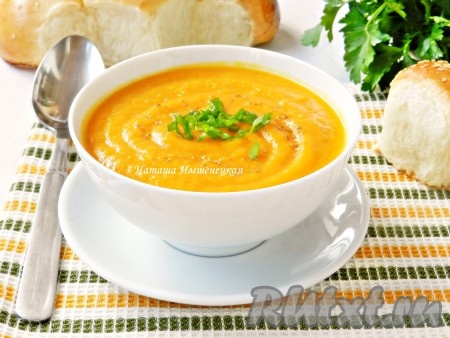 Вкусный, ароматный, яркий постный суп-пюре, приготовленный из тыквы и сельдерея, сразу подать к столу.
