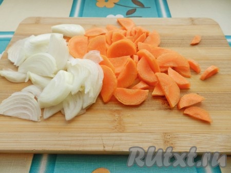 Очистить лук, морковь, корень имбиря. Лук нарезать на тонкие полукольца, морковь - на тонкие полукружочки.