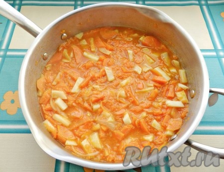 Влить воду, довести до кипения и варить суп из тыквы и сельдерея на медленном огне примерно 15-20 минут (до мягкости всех овощей).