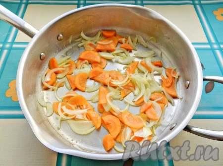 В сковороде разогреть растительное масло, выложить морковь с луком и обжарить их на среднем огне, периодически помешивая, до золотистого цвета со всех сторон, посолить и поперчить.