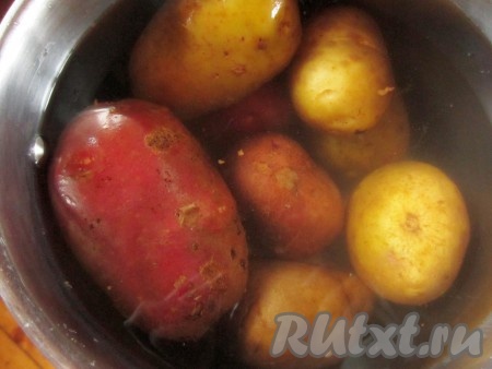 Картофель отварить или запечь в фольге в мундире до готовности (я отваривала и поняла, что запекать в духовке лучше - так картофелины меньше крошатся при нарезании).

