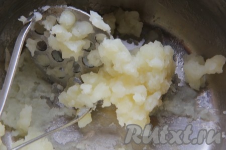 Картофель очистить и отварить до готовности (варим 25-30 минут с момента закипания воды), затем лишнюю воду слить и растолочь толкушкой в однородное пюре, остудить.