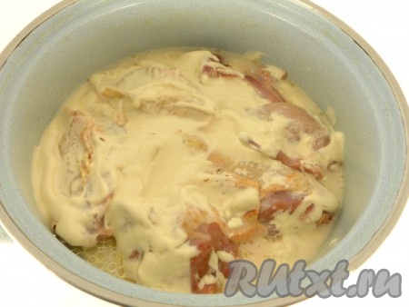 Смазать сметанным соусом верхний слой курицы и влить воды столько, чтобы она почти покрыла мясо.