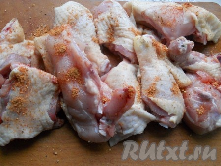 Курицу порезать на порционные кусочки. Посолить, посыпать специями.