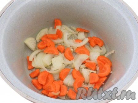 В глубокую кастрюлю влить растительное масло. Лук и морковь порезать крупно. Половину лука и моркови выложить на дно кастрюли.