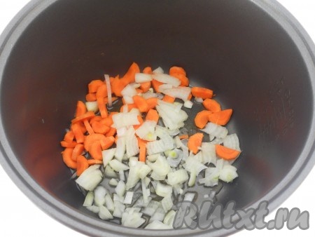 В чашу мультиварки влить растительное масло, добавить порезанные репчатый лук и морковь. Выставить режим "Жарка" на 15 минут и готовить, иногда помешивая.
