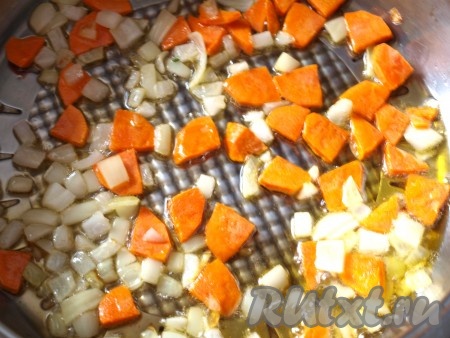 На разогретом подсолнечном масле обжарить порезанные лук и морковь, затем влить в сковороду немного воды.
