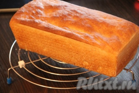 Готовый тостовый хлеб достать из формы и остудить на решётке.