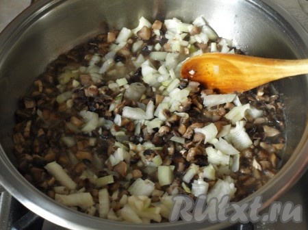 Нарезать мелко шампиньоны и лук, обжарить их на подсолнечном масле до готовности.
