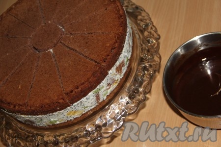 Готовый торт освободить от формы, переложить на плоскую тарелку или подставку под торт. Глазурь слегка остудить.