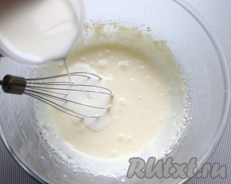В яично-творожную массу влить молоко и тщательно перемешать. Получится жидкая масса. 