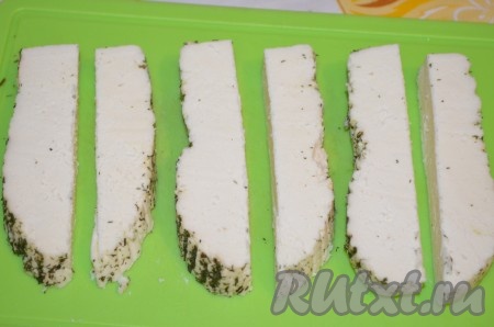 Адыгейский сыр нарезать на брусочки толщиной примерно с большой палец.