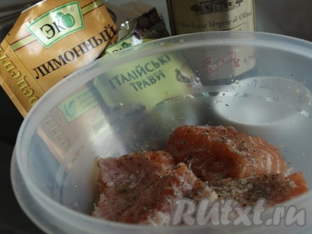 Сложить рыбу в миску, добавить оливковое масло, итальянские травы, соль и перец. Перемешать.
