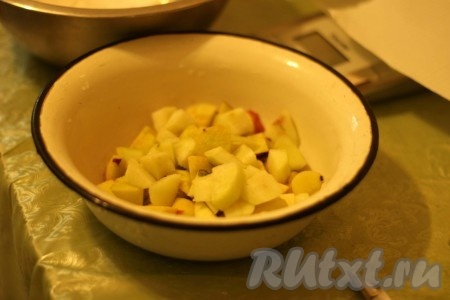 Яблоки достаточно крупно порезать. Полить лимонным соком. 
