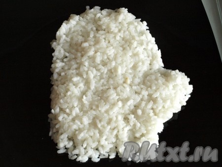 В форме варежки на тарелку выложить сваренный рис, сделать майонезную сеточку. 