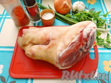 Подготовить продукты для приготовления рулета из свиной рульки, запечённого в духовке.