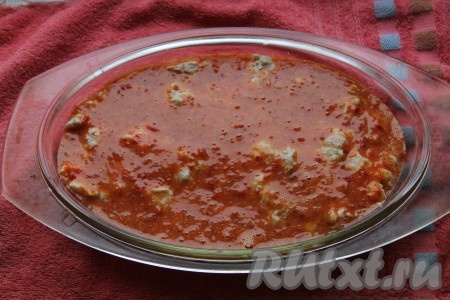 Яйцо и томатный соус (или кетчуп) соединить в глубокой миске, взбить венчиком до однородности, а затем вылить в форму поверх филе (мясо должно быть покрыто полностью).