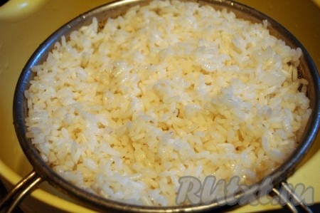 Отварить рис до полуготовности, промыть его холодной водой и опрокинуть на сито, чтобы слить лишнюю жидкость.