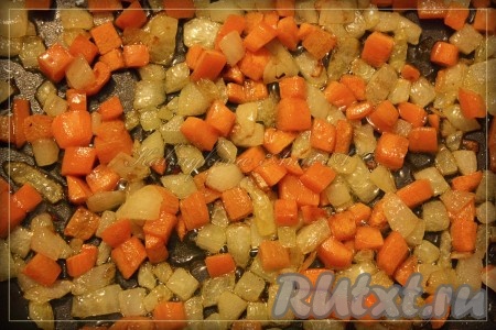 Обжарить лук с морковкой на растительном масле до золотистого состояния.
