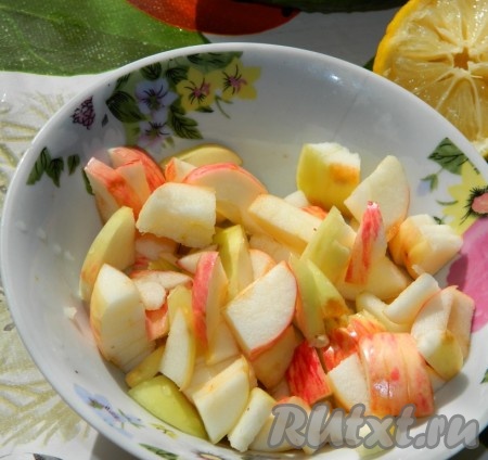 Яблоки порезать и полить лимонным соком, чтобы они не потемнели.
