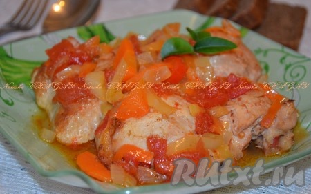 Курица, тушёная с овощами на сковороде